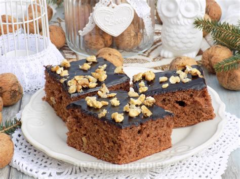 Piernikowo-miodowe ciasto z polewą czekoladową i orzechami - przepis ...