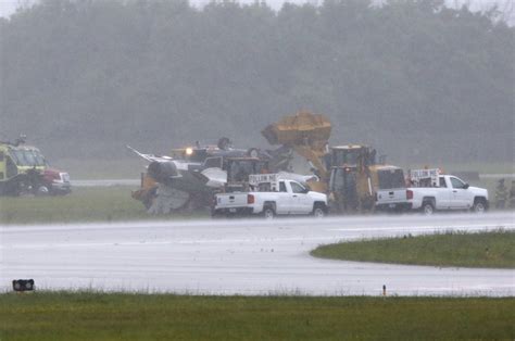 Air force thunderbirds confirmed crew members were conducting a familiarization flight and there was a mishap upon landing. Dayton Air Show crash: Updates on Thunderbird F-16 plane ...