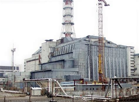 Trente ans après le désastre nucléaire de tchernobyl (nord de l'ukraine), des ingénieurs offrent un les ouvriers travaillant sur ce sarcophage avaient alors été exposés à des niveaux de radioactivité. Tchernobyl, Histoire d'un accident, analyse et conséquences