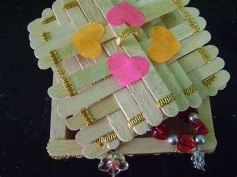Sigue leyendo esta manualidad para aprender como hacer un sofa cofre artesanal. Como Crear un Cofre con Palitos - YouTube | Craft stick crafts, Crafts, Diy crafts