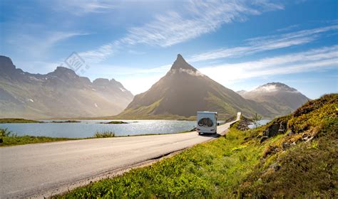Vr大篷车汽车在高速公路上行驶旅游度假和旅行美丽的大自然挪威自然景观生活方式免费下载 格式 6752像素 编号38513524 千图网