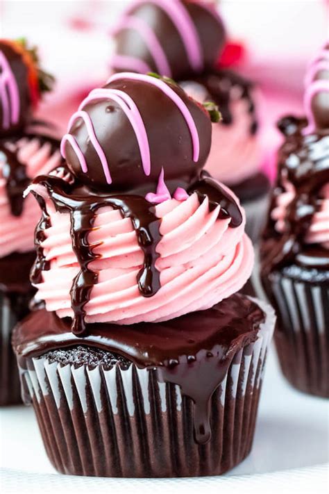 Chocolate Covered Strawberry Cupcakes ~ Recipe Queenslee Appétit