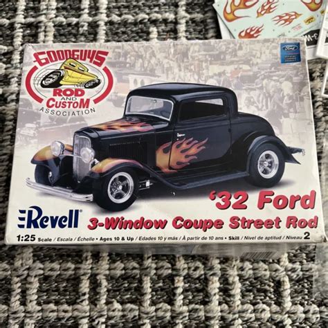 Revell 125 Scale 32 Ford 3 Window Coupe Street Rod Model Kit Good