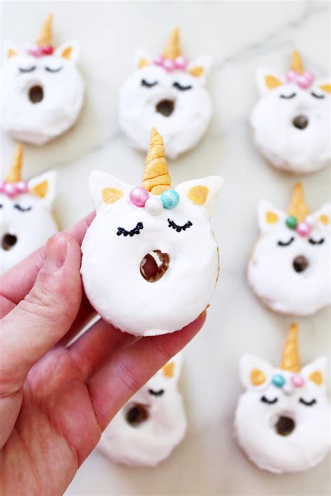 Zum schluss den kuchen als einhorn verzieren. Mini Donuts backen: Rezept für süße Einhorn Donuts!