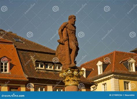 Estatua En Marktplatz Heidelberg De Hércules Foto De Archivo Imagen
