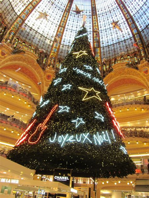 christmas tree in galeries lafayette boulevard haussmann paris joyeux noel noel joyeux