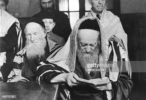 Rabbi 1941 Na Rabbi Reading From The Talmud On Sabbath Day In The