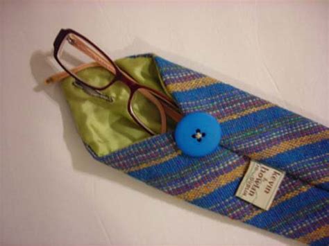 La primera actividad es un portalápices superpapá y la segunda manualidad es una tarjeta de premio para el mejor papá del mundo… Funda para guardar las gafas - Manualidades faciles