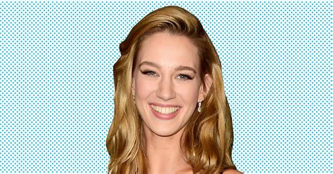 Jane The Virgins Yael Grobglas On Playing Twins Wigs And Fanfiction
