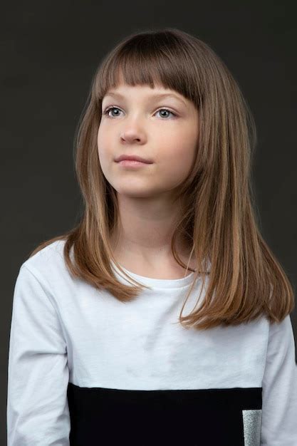 O Rosto De Uma Menina De Dez Anos Que N O Est Olhando Para A C Mera