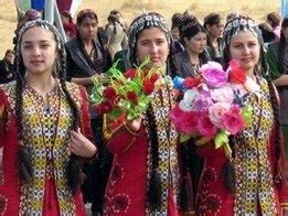 Turkmenistan Moscow Designer Eyes Turkmen Fashion As Locals Vie With