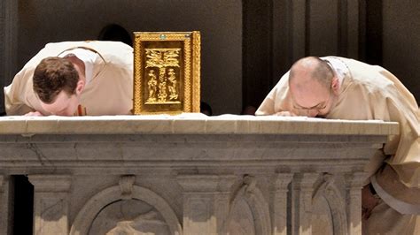 why do priests kiss the altar at mass northwest catholic read catholic news and stories