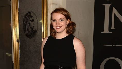 ‘stranger things star shannon purser comes out as bi addresses queerbaiting
