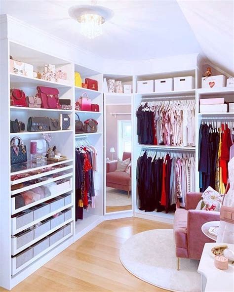 49 Pretty Feminine Walk In Closet Design Ideas Digsdigs