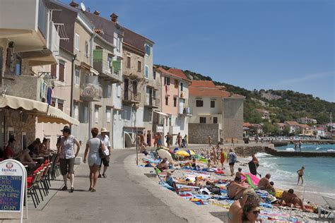 Croatia's territory covers 56,594 km2 (21,851 sq mi), making it the 127th largest country in the world. 10 Best Croatian Islands (with Photos & Map) - Touropia