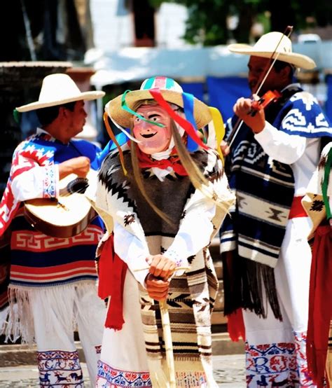 A finales del siglo xix, ignacio de la torre se casa con la hija del presidente de méxico, porfirio díaz. The Danza de los Viejitos | Mexico culture, Mexican ...