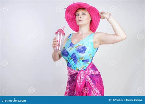 性感的正大小女孩一个蓝色泳装，紫红色的帽子的有边缘的和一时髦明亮的pareo的在白色背景站立在stu 库存图片 图片 包括有 倒挂金钟 成套装备 149967613