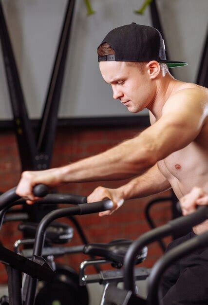 Premium Photo Woman And Man Biking In Gym Exercising Legs Doing Cardio Workout Cycling Bikes