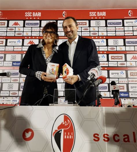 Ma io questo da qualche parte l'ho effettivamente il nuovo logo della squadra del bari ricorda molto l'etichetta che la nota birra, pure. Bari, accordo con Granoro: main sponsor fino al 2022 ...