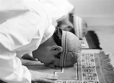 Shalat tarawih bukan hanya cara meningkatkan amal ibadah namun juga menjadi cara mendekatkan diri ke pada tuhan. Tata Cara Shalat Tarawih di Rumah TERLENGKAP