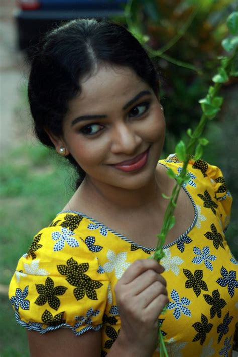Srilankan Actress Hot Pictures Of Umayangana