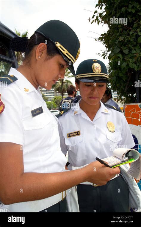 Mujeres Oficiales De Policía Peruana En Lima Perú Fotografía De Stock