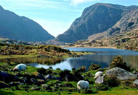 Büyük britanya adası'nın batısındaki i̇rlanda adası'nın yaklaşık altıda beşini kaplamaktadır. Os lugares mais populares para curtir um feriadão na Irlanda
