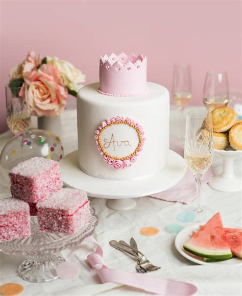 Vaisselle anniversaire, pinata anniversaire, bonbons. 1001 + idées pour la décoration du gâteau princesse