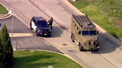 Armed Man Barricaded Inside Romeoville Bank Police Say Abc7 Chicago