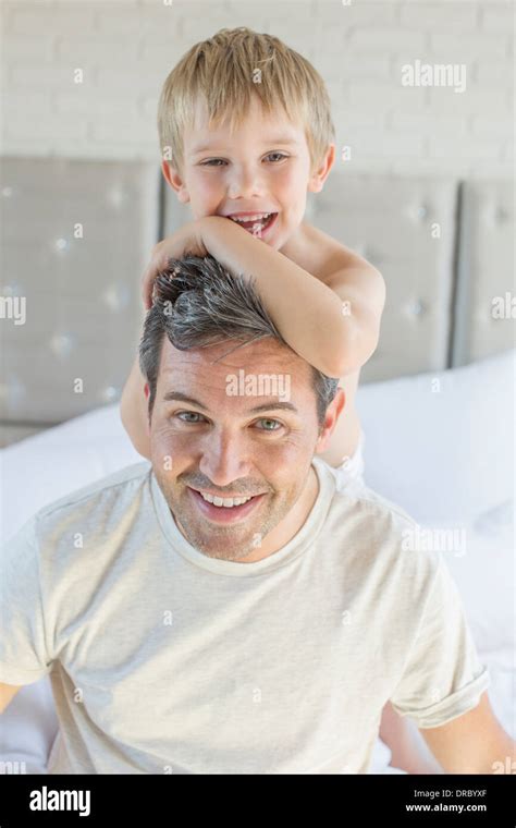Padre E Hijo Abrazarse En La Cama Fotografía De Stock Alamy