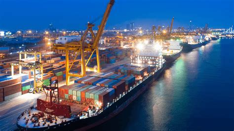 Em 2016, o porto de santos foi considerado o 39º maior porto do mundo por movimentação de contêineres, e 35º por tonelagem, segundo ranking da aapa — associação americana de autoridades portuárias, 11 sendo o mais movimentado da américa latina. Porto de Santos registra alta de 7,3% nas operações - SETCESP