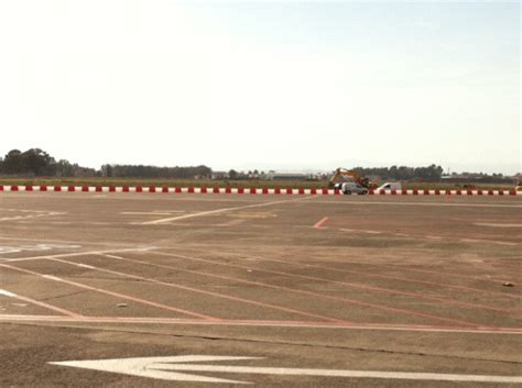 L'aeroporto di bergamo ha un unico terminal e un'unica pista di atterraggio/decollo a differenza di linate e malpensa che ne hanno entrambe 2. Foto Catania, chiude la pista dell'aeroporto si va a ...