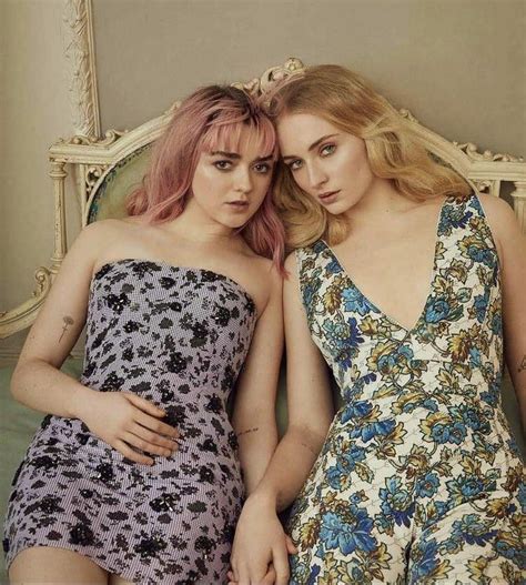 Sophie Turner And Maisie Williams Chicas Sexy