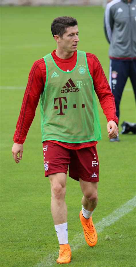 Robert lewandowski brachte die bayern auf kurs. File:Robert Lewandowski Training FC Bayern München-4.jpg ...