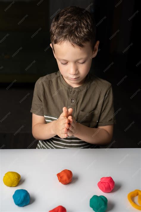 El Niño Esculpe De Plastilina Brillante Manos De Niños Primer Plano