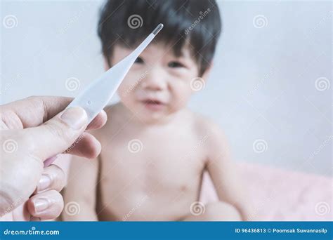 Termometro A Disposizione Con Il Bambino Del Malato Del Neonato