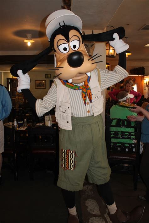 Unofficial Disney Character Hunting Guide Tusker House Dining With