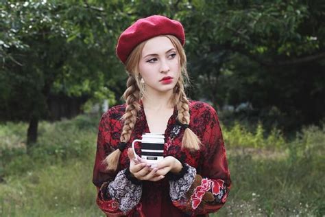 ウクライナ 女性 😉 「ウクライナ美女」の、美しくない事情？