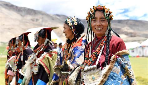 Membahas pakaian tradisional, pakaian cina telah mengalami perubahan selama ribuan tahun sejarahnya. FOTO: Potret Perempuan Tibet dalam Balutan Pakaian ...