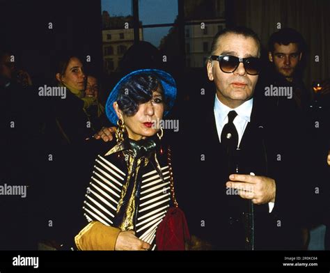 Modejournalistin Anna Piaggi Mit Karl Lagerfeld Bei Der Chanel