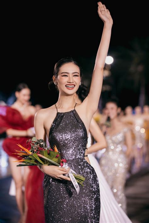Nhan sắc đời thường và học vấn của tân Hoa hậu Huỳnh Trần Ý Nhi