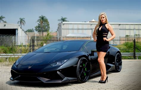 Обои авто взгляд Lamborghini Эротика красивая девушка позирует над машиной LAURA BISHOP