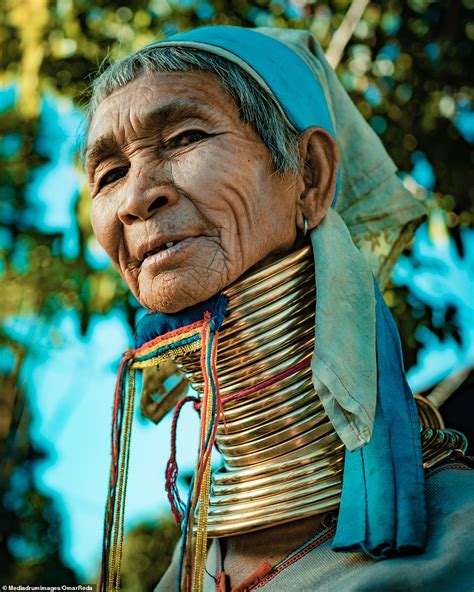 Stunning Photographs Show Long Necked Kayan Women Between Myanmar And