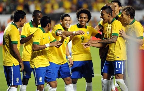 ： maillot ， saison de football: Le Brésil en démonstration - Coupe du monde - Football