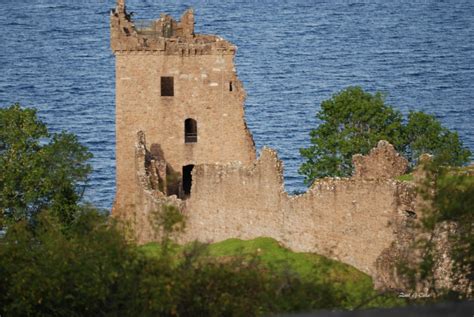 Castle Ruins On The Banks Of Loch Ness Zaelsnet