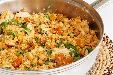 Voor de tfeya doe je de reepjes ui in een pan met wat kaneel, saffraan, zout, olie en de rozijnen. Carolines blog: Couscous met kip en abrikozen