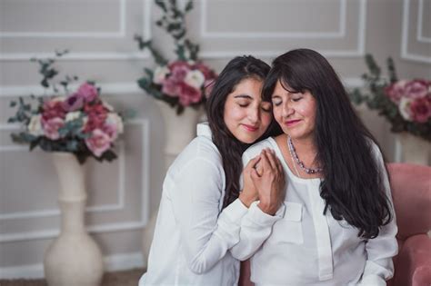 Madre E Hija Mexicana Abrazándose En El Día De La Madre Foto Premium