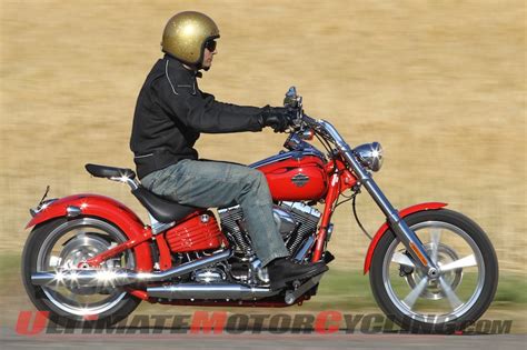De är färdiga choppare utanför racket. 2011 Harley-Davidson Rocker C | Review
