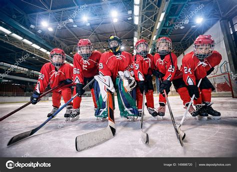 Молодежная хоккейная команда - дети играют в хоккей: стоковая фотография © luckybusiness ...