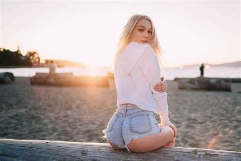 Lisa Vannatta Women Blonde Ass Looking Over Shoulder Jean Shorts